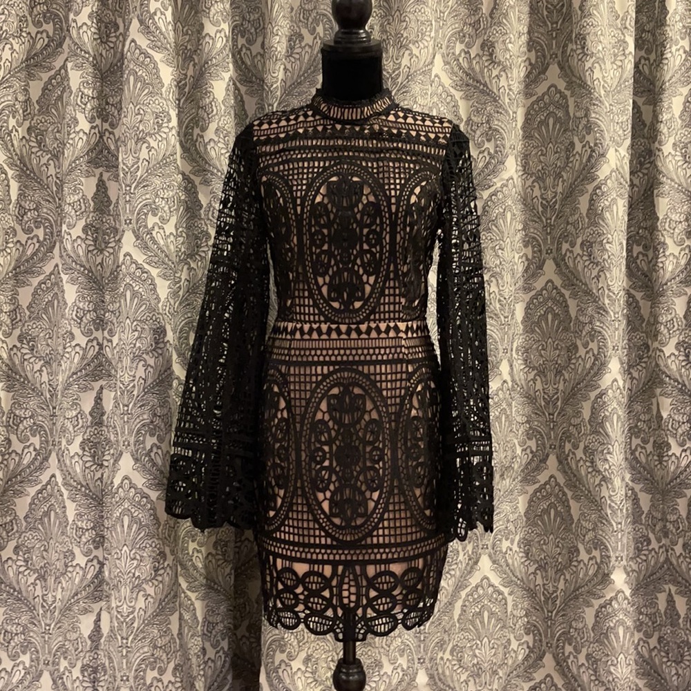 BLACK LACE BELL LONG SLEEVE DRESS